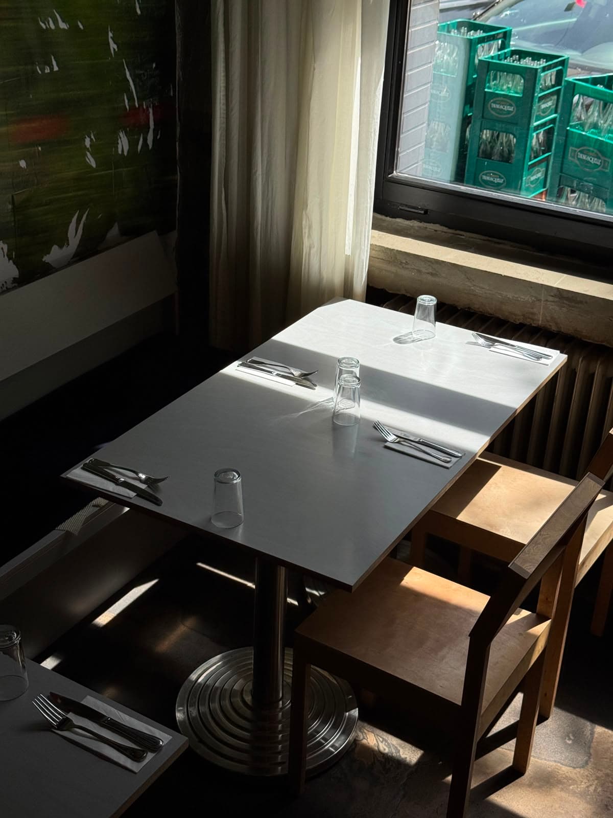Ein gedeckter Tisch im Gastraum